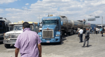 Se manifiestan productores de leche en carreteras de Jalisco